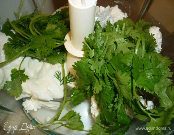 в блендере измельчить творог и кинзу