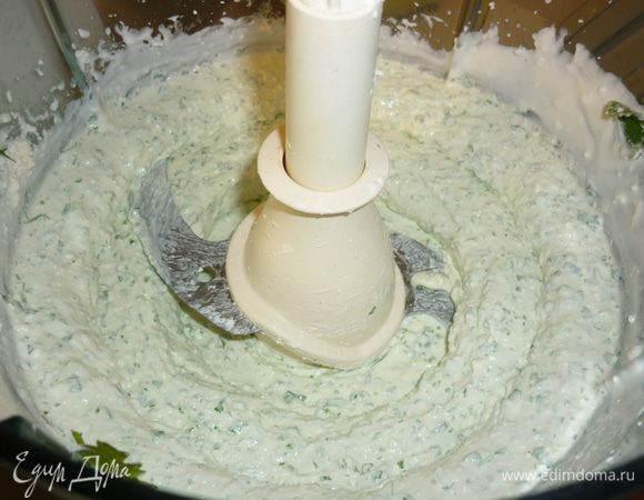 добавить соль, сметану. перец. чеснок и все хорошенько перемешать