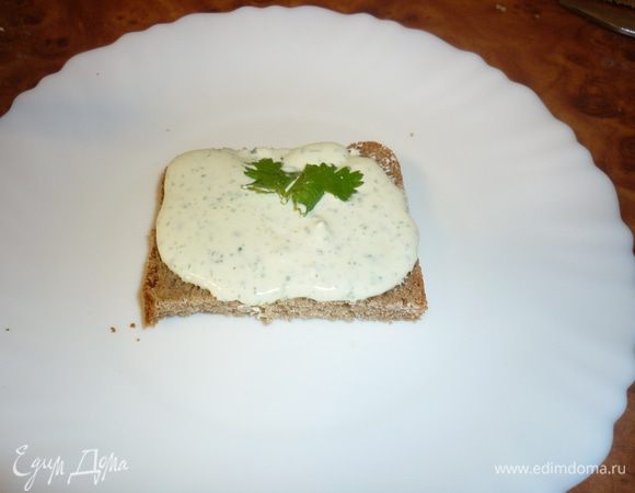 а теперь берем кусочек черного хлеба. или белого ( как вы любите), намазываем пасту и скорее кусать ))). такой бутерброд можно подать к борщу, щам, в общем, на ваш вкус. я люблю сверху помидорчик или огурчик положить. приятного аппетита!