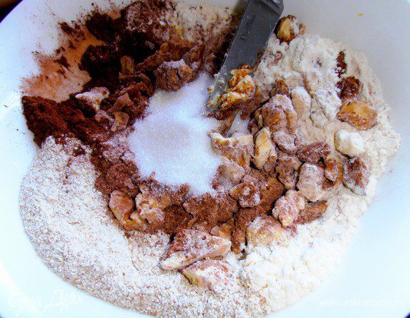 Сначала рубим ножом, всыпая сахар и ваниль...