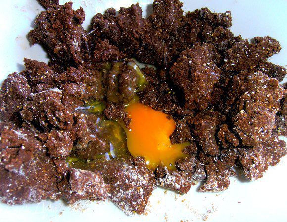 Затем месим руками вместе с яйцом! Теперь два варианта: если орех будет сверху, то оставшиеся полстакана муки тоже всыпаем, а если ореховая крошка будет в тесте - муки больше не надо!