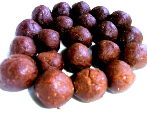 После часа отщипываем кусочки теста величиной с грецкий орех и катаем в ладонях шарики...