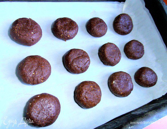 Расплющиваем слегка и выкладываем на пергамент в форме.