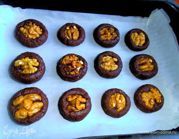 Выбираем из пачки с орехами целые половинки и прижимаем к тесту!Если появились трещинки на тесте - заглаживаем их пальцем...