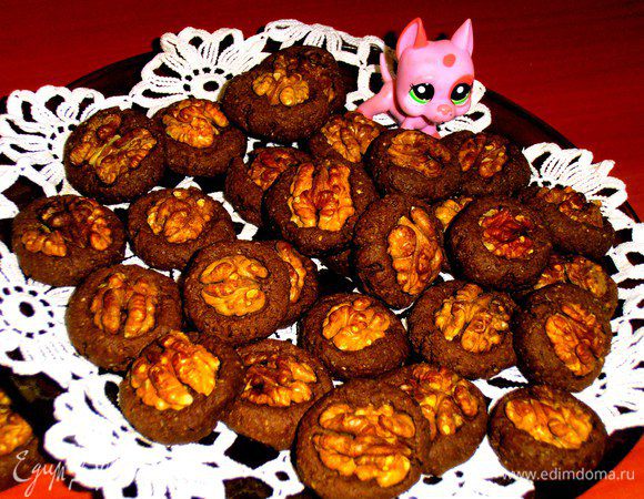 У меня получилось 33 штучки печенья! Орешки хорошо держатся, если их придавили плотно в тесто!