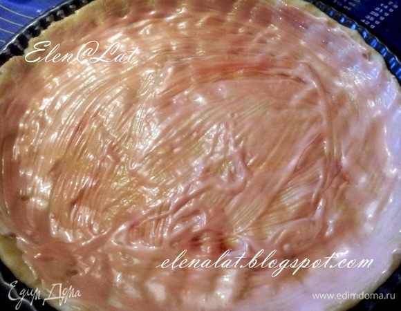 Охлажденное тесто разравниваем по форме (диаметр 26 см), делаем небольшие бортики. 
Затем смазываем тесто любым нравившемся  соусом (у меня был майонез+кетчуп).