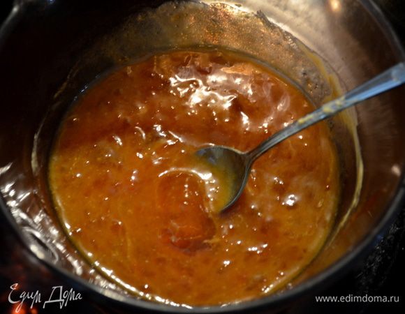 Джем, мед и горчицу выложить в небольшую емкость жаропрочную. Поставить на сред. огонь.К ак закипит, огонь убавить и помешивая на мал. огне варить примерно 15 мин.