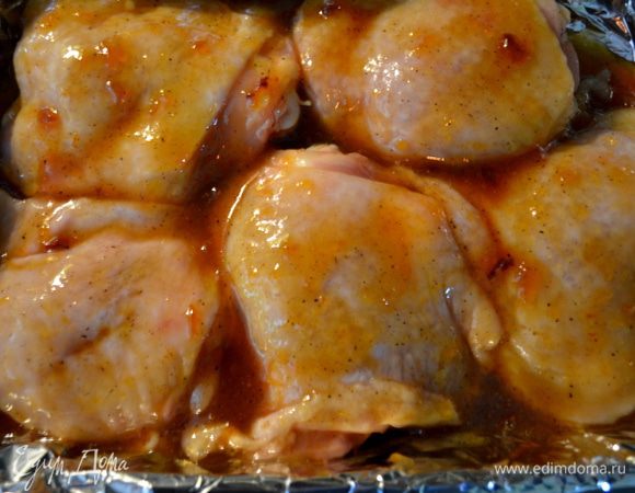 Подготовим противень или форму,желательно накрыть фольгой.Куриные бедрышки выложить в форму,облить готовой глазурью