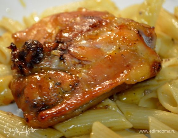 Поставить в разогретую духовку и выпекать до готовности 50 мин. И каждые 10 мин. переворачивать. Подавать курин. бедрышки с гарниром.