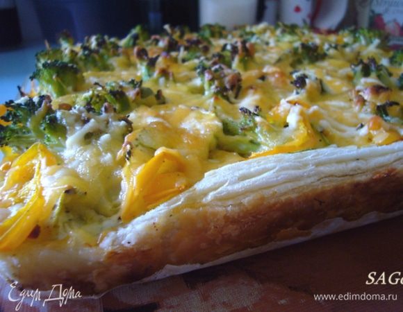 Вместо Российского можно взять любой сыр нежнее по вкусу и мягче, чем Пармезан, и, желательно, другого оттенка, чтобы пирог был пёстрый.