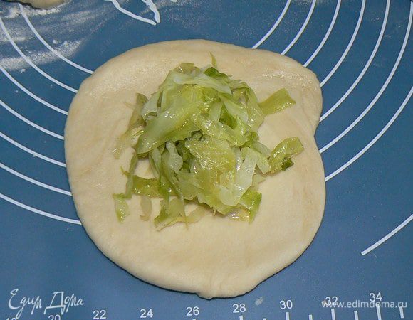 Раскатываем тесто, вырезаем кружки, делаем любимую начинку, формируем пирожки.