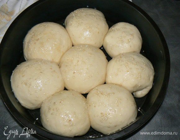 складываем пирожки в форму,еще немного постоять нужно в тепле,смазать яйцом и посыпать кунжутом