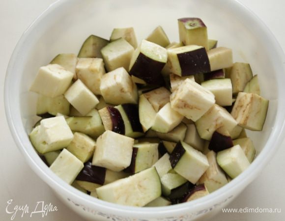 Баклажаны нарезать кубиками. Посолить, оставить на 20-30 минут.
Затем промыть в холодной воде.