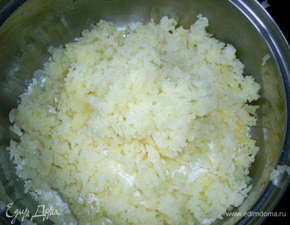 В емкость с мукой протираем через сито отваренный в подсоленной воде картофель. 