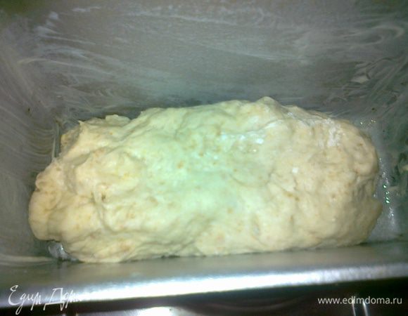 делим тесто пополам-одну часть ложим в форму для хлеба и отставляем на 1 час на подход