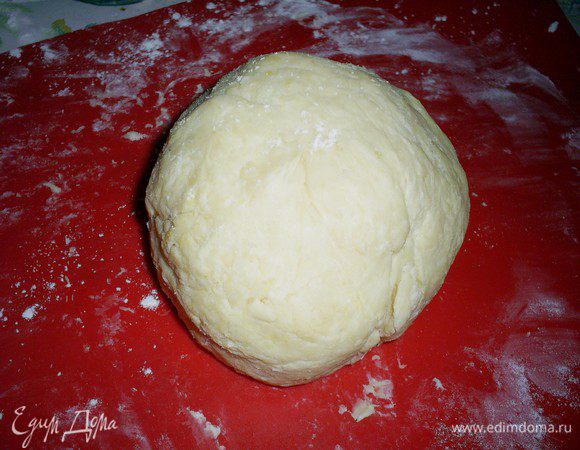 Добавляем масло комнатной температуры, соль, яйцо и замешиваем мягкое тесто. Оно сможет слегка липнуть к рукам, это не страшно.