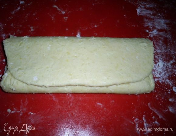 Теперь посыпаем конверт мукой и раскатываем от себя, стараясь сильно не нажимать. Сворачиваем тесто в три слоя и отправляем в холодильник на 5-10минут. Эту операцию повторяем 2-3 раза (на сколько хватит терпения).