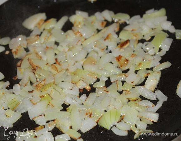 Лук мелко нарезать и обжарить на растительном масле
