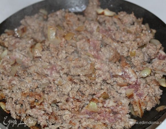 Добавить фарш, посолить, поперчить, жарить 5-10 минут.