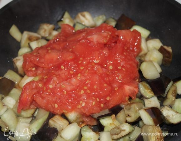 Добавить протертые помидоры, тушить около 5 минут.