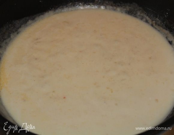 для соуса;
Масло растопить, добавить молоко, посолить, поперчить, хорошо перемешать.
Как только соус начнет густеть, убрать с огня.