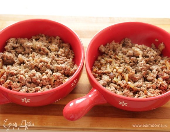 В формочки для запекания выложить фарш.