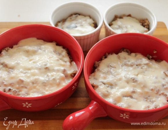 Добавить соус.