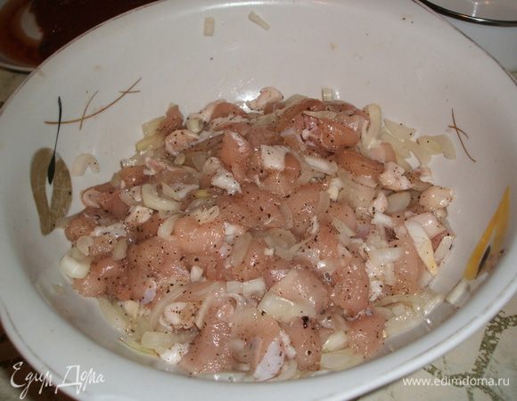 Готовим фарш. Нарезать куриную грудку на маленькие кусочки. Лук - мелко шинкуем (хотите кубиками, хотите полосками, это как вам удобно)
Затем добавляем специи, сметану и натертый на крупной терке сыр. Все перемешать.