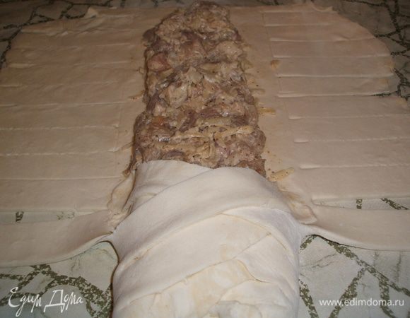 тесто раскатываем, по бокам делаем надрезы, а в середину кладем фарш и заплетаем.