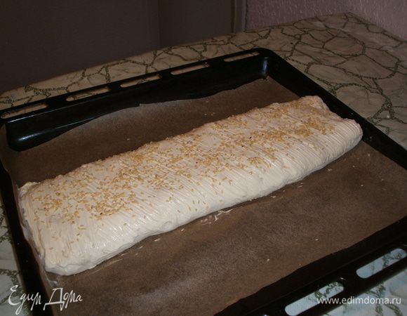 заплетенный пирог выкладываем на лист  застланный пергаментной  бумагой. Смазываем сметаной или яйцам, как вам больше нравится, посыпаем кунжутом и в духовку!!! Выпекаем  минут 40. О температурном режиме мне трудно написать, т.к.  в моей духовке нет термометра (от чего иногда страдаю)  Ну примерно могу сказать  минут 20-25 на среднем огне и остальное время на небольшом. Это все, что я могу сказать!!! 