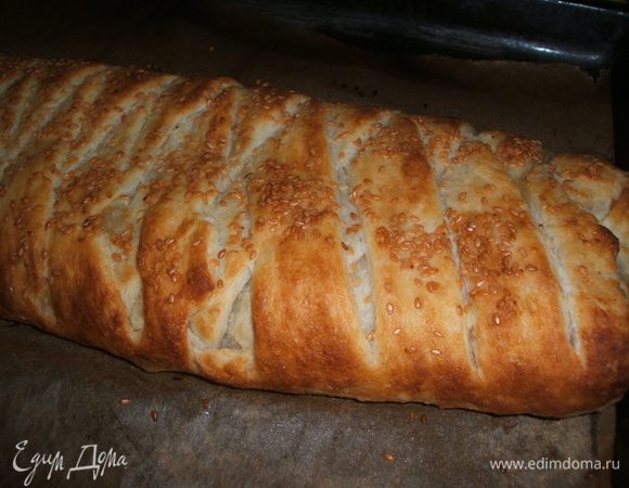  По истечении времени, достаем пирог- кулебяку и даем ей немного отдохнуть накрыв  полотенцем. 