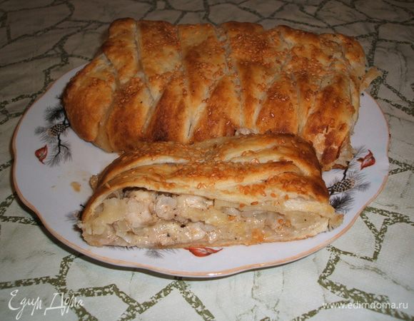 Затем разрезаем на кусочки и наслаждаемся вкусной кулебякой. Можно с салатиком, или со сладким  чаем , или  за чашечкой кофе. А можно просто с   золотистым куриным бульоном!!!! Приятного аппетита!!!!!