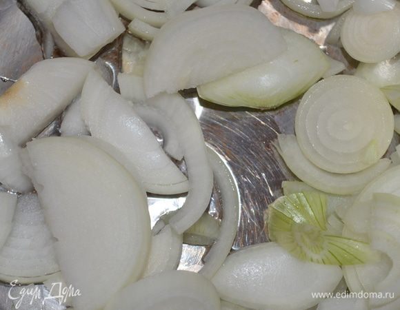В большой кастрюле разогреть масло, слегка обжарить лук, порезанный на полукольца.