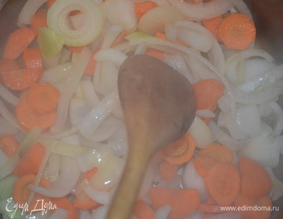 Затем добавляем морковь, также крупно нарезанную. И все вместе обжариваем на среднем огне 2-3 минуты.