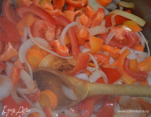 Затем добавляем помидоры и перец - тоже крупно нарезанные