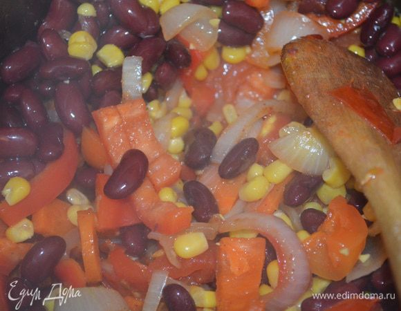 Следом идут фасоль и кукуруза - с них ОБЯЗАТЕЛЬНО слить воду! Добавляем все специи из списка. Солим повкусу! Тушим еще примерно 5 минут, чтобы аромат приправ раскрылся. 