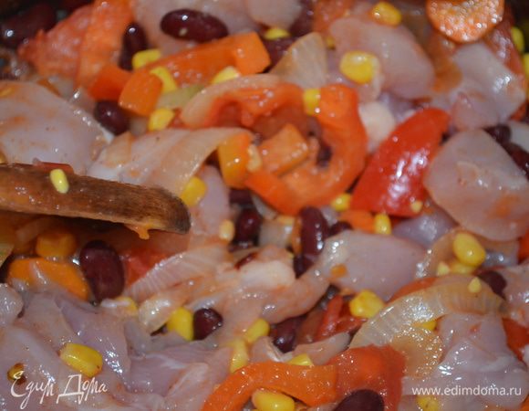 ну и закидываем мелко нарезанное филе...все перемешиваем и закрываем крышкой!