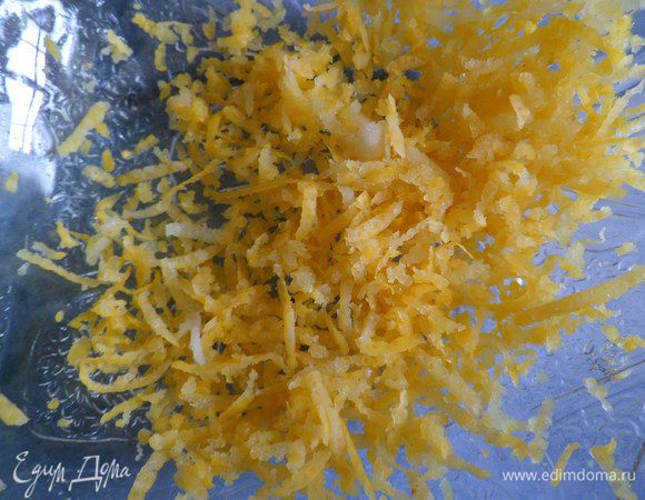 с лимона натираем цедру