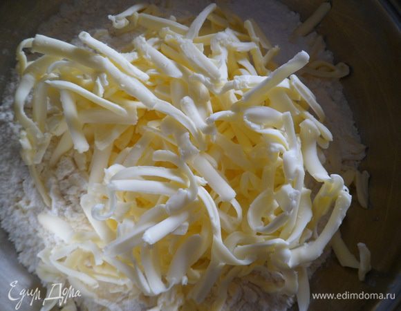 Маргарин натереть на крупной тёрке (маргарин можно заменить на сливочное масло)