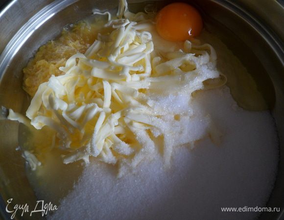 Перемешаем маргарин с сахаром и яйцами, всыплем муку, лимонную массу 