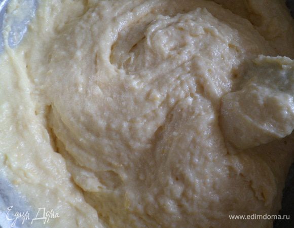 далее вливаем молоко и еще раз перемешиваем.я добавила для красивого цвета чуточку шафрана.