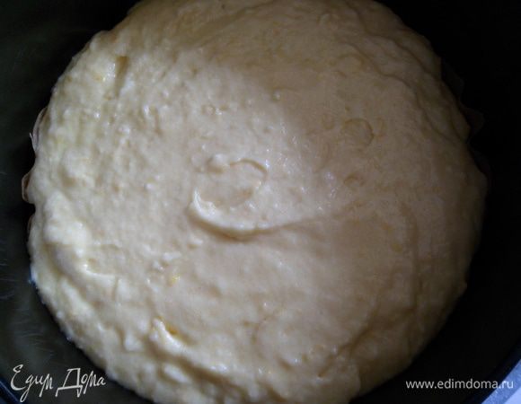 выливаем готовое тесто в смазанную маргарином разъемную форму. И ставим выпекать в разогретую духовку до 180 гр. на 30-40 мин. до зарумянивания