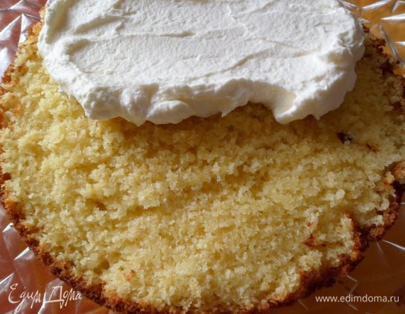Я разрезала кекс пополам и сделала крем из взбитых сливок (200 г) с добавлением сах. пудры (2 ст.ложки) и измельченной мяты (7-8 листиков)