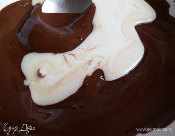 Затем растопила шоколад в микро, разбавила сливками