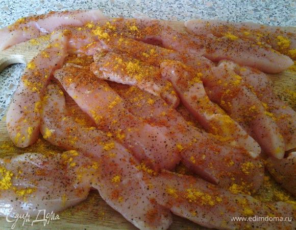 Куриную грудку делим на две половинки. Каждую часть нарезаем полосками 1-1,5 см (поперёк волокон и чуть по диагонали). Кусочки солим, перчим, добавляем имбирь, паприку и куркуму. 