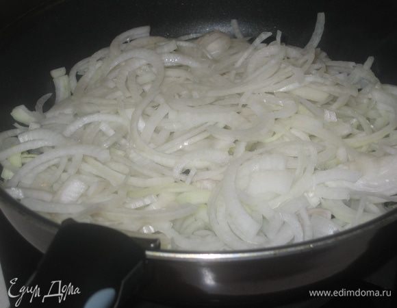 Подготовительный процесс занимает примерно 30 минут. Надо отварить картофель в подсоленной воде...слить воду и помять его. Кроме этого надо по-отдельности поджарить лук, морковь и грибы. Лук почистить, нарезать полукольцами и пассировать на топленом масле с добавлением сахара и соли до золотистого цвета