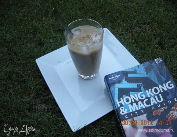 Процеживаем чай, добавляем сахар по вкусу и концентрированное молоко. Крепость чая регулируйте, добавляя воды по желанию. Далее создаем напиток. В бокал наливаем молочный чай (7 частей), сверху наливаем кофе (3 части), сверху добавляем лед. Наслаждайтесь!
