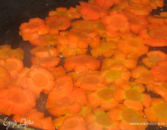 Морковь нарезать фигурно и также поджарить на топленом масле с добавлением сахара и соли