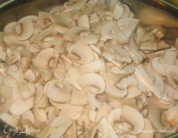 Грибы помыть, просушить, разрезать пополам и нашинковать тонкими ломтиками....посолить и поджарить на топленом масле при открытой крышке на сильном огне, пока вся жидкость не выпарится (минут 15-20). Солите грибы всегда понемногу в два захода, иначе их очень легко пересолить, т.к. они сильно уменьшаются в объеме