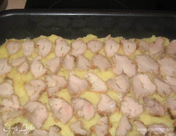 Форму для запекания смазать топленым маслом...выложить и распределить по дну формы картофельное пюре (1/2 часть или чуть больше). Поверх картофеля разложить тонко порезанное отварное мясо (у меня с обеда остался готовый шашлык, я решила его использовать).